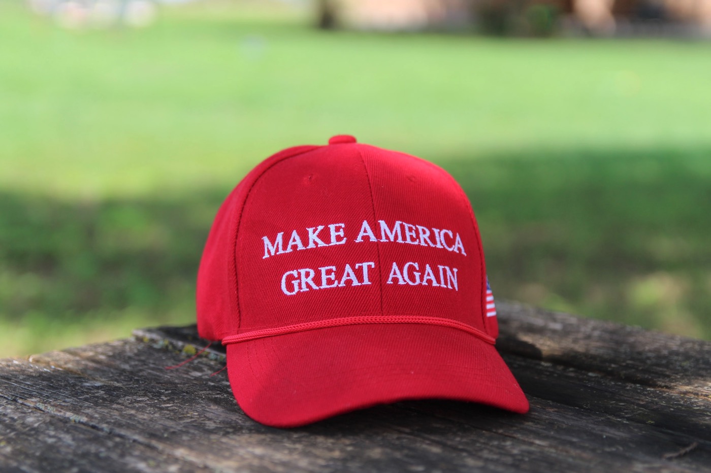 Casquette rouge avec écrit "Make America Great Again"